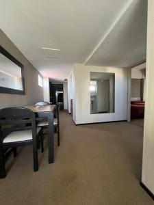 サン・フランシスコにあるAires del libertadorの部屋の中にテーブルと椅子があるダイニングルーム