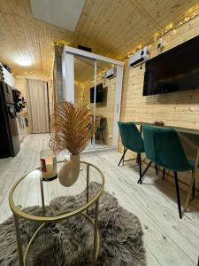 TV a/nebo společenská místnost v ubytování Tiny House v Balijském stylu v srdci Slovácka + 37 fotografií