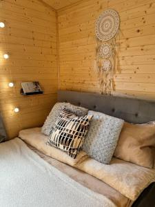 Postel nebo postele na pokoji v ubytování Tiny House v Balijském stylu v srdci Slovácka