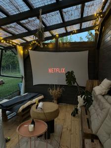 TV a/nebo společenská místnost v ubytování Tiny House v Balijském stylu v srdci Slovácka