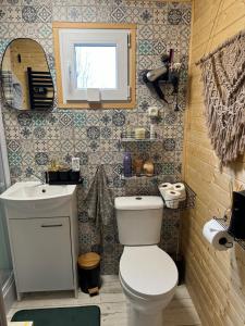 Koupelna v ubytování Tiny House v Balijském stylu v srdci Slovácka