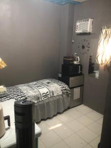 Postel nebo postele na pokoji v ubytování JOHNFONZ BUILDING Affordable Room