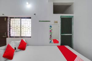 Postel nebo postele na pokoji v ubytování Hotel O K S Inn Hotel