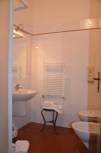 biała łazienka z umywalką i toaletą w obiekcie Villa Terme Di Caldana B&B w mieście Venturina Terme
