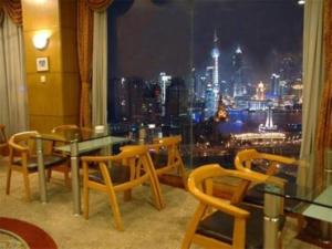 un restaurante con vistas al perfil urbano en Shanghai YUHANG Hotel, en Shanghái