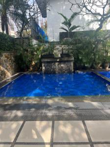 una gran piscina azul en un jardín en Accolade Place 216, en Manila