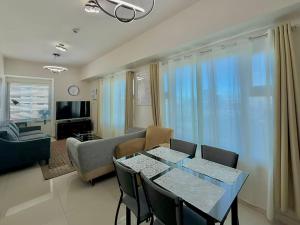Μια τηλεόραση ή/και κέντρο ψυχαγωγίας στο 1 Bedroom Homestay in 8 Adriatico Manila