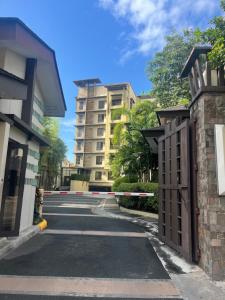 una calle vacía con un edificio en el fondo en Accolade Place 216, en Manila