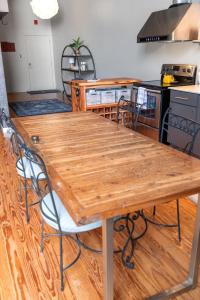 Fotografie z fotogalerie ubytování Industrial Modern Loft in Downtown Lafayette v destinaci Lafayette