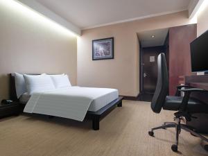 Televízia a/alebo spoločenská miestnosť v ubytovaní Manhattan Hotel Jakarta