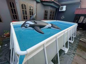 un requin jouet est au-dessus d'un berceau dans l'établissement Al-Waris Beseri Poolstay Spacious 6 Bedrooms, à Alor Tampang