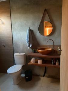 ラゴイーニャにあるRecanto dos Borgesのトイレと洗面台のあるバスルーム +10枚の写真