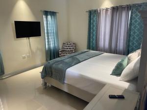 Postel nebo postele na pokoji v ubytování Blissdesiac Ocho Rios Villa + 21 fotografií