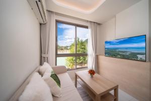 TV a/nebo společenská místnost v ubytování Japanese-Style Condo close Kamala Beach