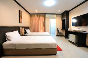 Triton Hotel Nakhonratchasima โรงแรมไททัน客房内的一张或多张床位
