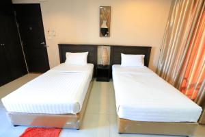 Triton Hotel Nakhonratchasima โรงแรมไททัน客房内的一张或多张床位