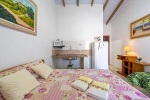 Кровать или кровати в номере Pousada Barra da Ferrugem +58 фотографий