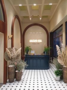 eine Lobby mit einem Hongo-Klinikschild an der Wand in der Unterkunft Hoang Gia Hotel in Da Lat