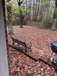 een parkbank in een stapel bladeren bij The House in Mena
