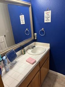 een badkamer met een wastafel en een spiegel bij The House in Mena