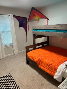 een slaapkamer met een stapelbed en parasols aan de muur bij The House in Mena