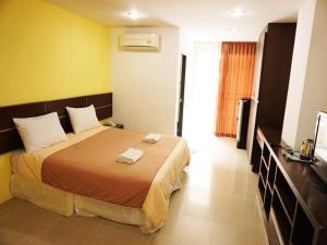 Una habitación de hotel con una cama con dos toallas. en Diamond Bangkok Apartment en Bangkok