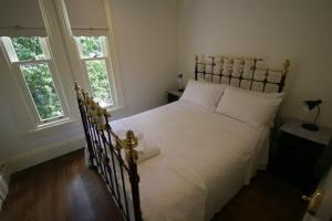 Un pat sau paturi într-o cameră la Annies Garden Cottage