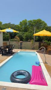 a swimming pool with a tire in the middle of it at Canto do Mangue in Cascavel
