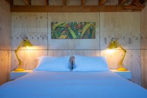 A bed or beds in a room at Cosy Studio with a View