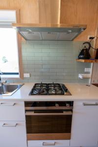 A kitchen or kitchenette at Cosy Studio with a View