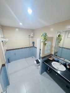 パタヤ・セントラルにあるSun and Moon Houseのバスルーム(シンク、シャワー、トイレ付) +37枚の写真