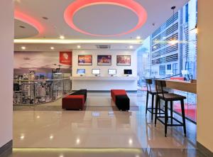 Area soggiorno di Red Planet Makati Amorsolo