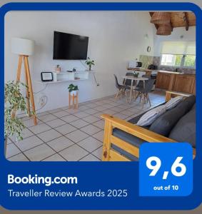 a living room with a couch and a tv at Ventanas de la Patagonia 3 in Esquel