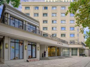 上海市にあるDonghu Collection Hotelの正面に階段がある大きな白い建物