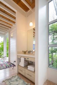 un baño con lavabo y espejo en Casazul - Tropical Escape Ocean Views, en Santa Teresa Beach