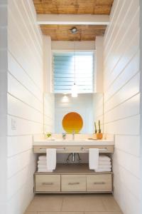 un baño con lavabo y espejo en Casazul - Tropical Escape Ocean Views, en Santa Teresa Beach 57 fotos más