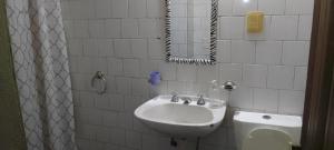 un baño con lavabo e inodoro en Aloha, en Río Gallegos