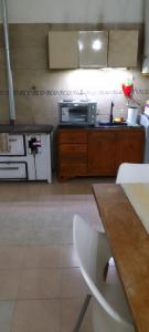 una cocina con fregadero y microondas en Aloha, en Río Gallegos