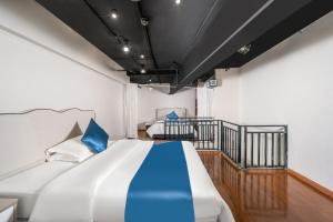 Guangzhou Youke Serviced Apartment1min to Line5 Taojin STN-Free shuttle bus during the Canton Fair客房内的一张或多张床位