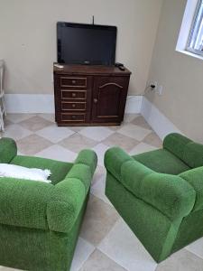 TV a/nebo společenská místnost v ubytování Espaço básico e funcional, com 2 ambientes, sem fogão, Zona Nobre, estacionamento coberto + 4 fotografie