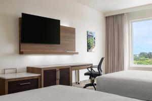 TV a/nebo společenská místnost v ubytování Courtyard by Marriott Kingston, Jamaica