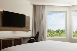 TV a/nebo společenská místnost v ubytování Courtyard by Marriott Kingston, Jamaica