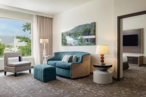 Posezení v ubytování Courtyard by Marriott Kingston, Jamaica