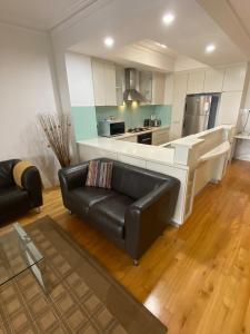 Η κουζίνα ή μικρή κουζίνα στο James Henty Apartments +11 φωτογραφίες