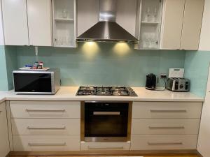 Η κουζίνα ή μικρή κουζίνα στο James Henty Apartments