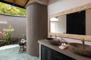 a bathroom with two sinks and a large mirror at Villa Ayla - Santa Teresa Minutes From The Beach in Carmen +45 photos
