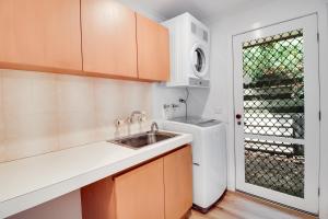 The Link Mansfield - Sleeps 11的厨房或小厨房