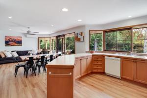 曼斯菲尔德The Link Mansfield - Sleeps 11的配有桌椅的厨房和客厅