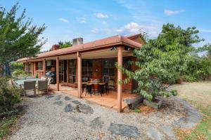 曼斯菲尔德The Link Mansfield - Sleeps 11的带有露台的房子，露台上摆着桌子和椅子