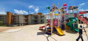 Herní místnost nebo prostor pro děti v ubytování Ilhas do Lago Eco Resort - Central de Reservas